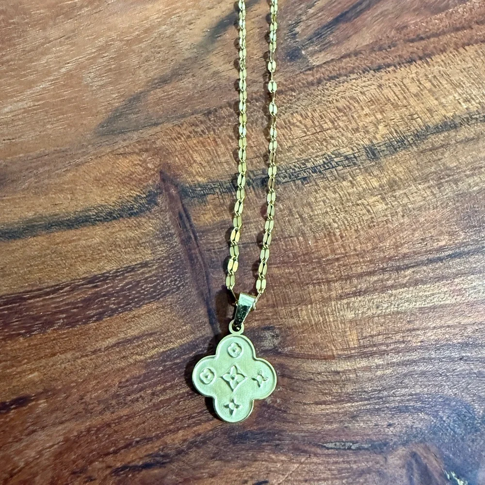 Women’s Gold Clover Stainless Steel Necklace Printed Clover Flower W Lip Chain